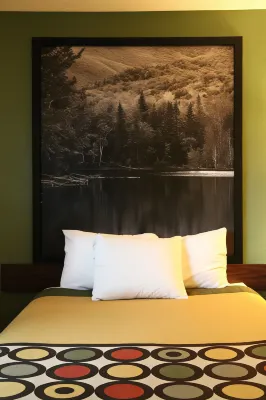 Super 8 by Wyndham Queensbury Glens Falls/Lake George Area Rooms Photos
