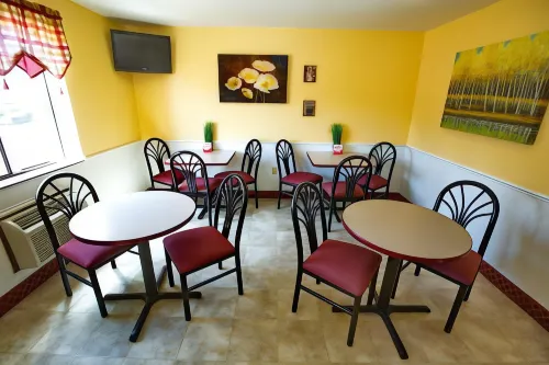 Super 8 by Wyndham Elko Dining Photos