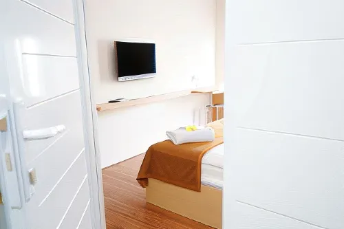UROOMS Senayan Photos