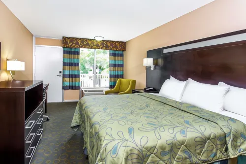 Days Inn by Wyndham Fort Lauderdale Airport Cruise Port Rooms Photos