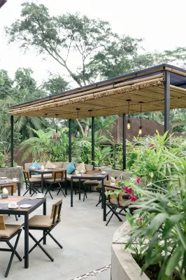 The Compass Rose Ubud Restauranger Photos