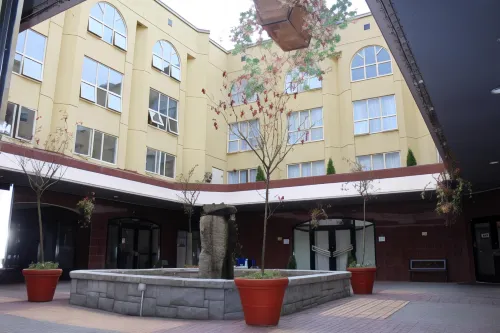 Harrison Lake Hotel Esterni Photos