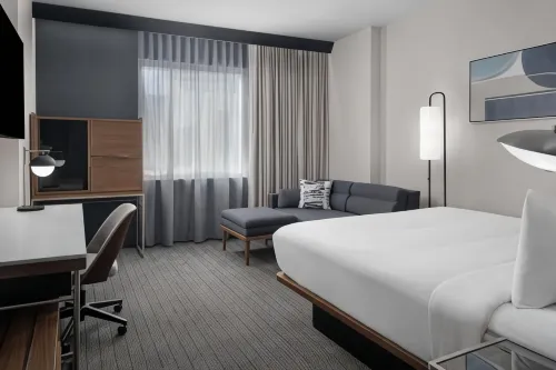 Courtyard Calgary Downtown Rooms Photos