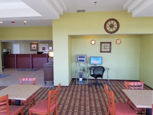 Days Inn by Wyndham Windsor Locks / Bradley Intl Airport Public Areas Photos