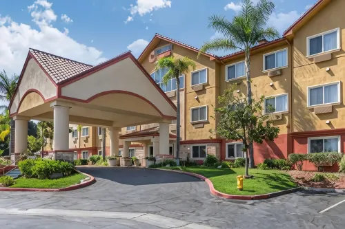 Comfort Suites Near Six Flags Magic Mountain Exterior Photos