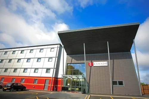 Ramada by Wyndham Oldbury Birmingham Extérieur Photos