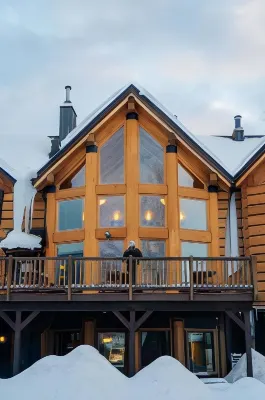 Basecamp Lodge Golden Exterior Photos