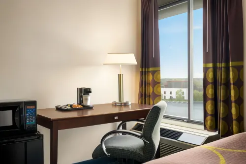 Super 8 by Wyndham Liverpool/Syracuse North Airport Rooms Photos