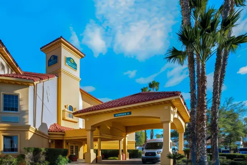 La Quinta Inn & Suites by Wyndham Tucson Airport Exterior Photos
