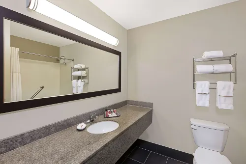 Ramada by Wyndham des Moines Airport Kamar Photos