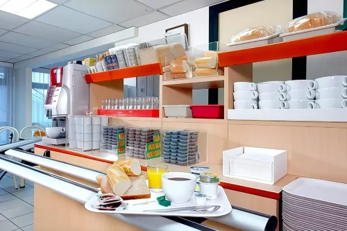 Premiere Classe Niort Est - la CRÈCHE Mahlzeiten Photos