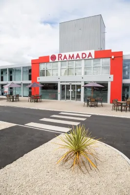 Ramada by Wyndham Milton Keynes Exterior Photos
