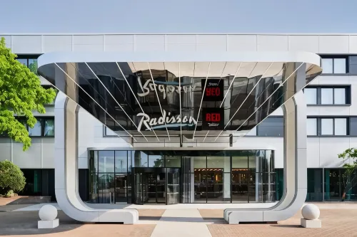 Radisson Hotel and Conf Centre London Heathrow Exterior Photos
