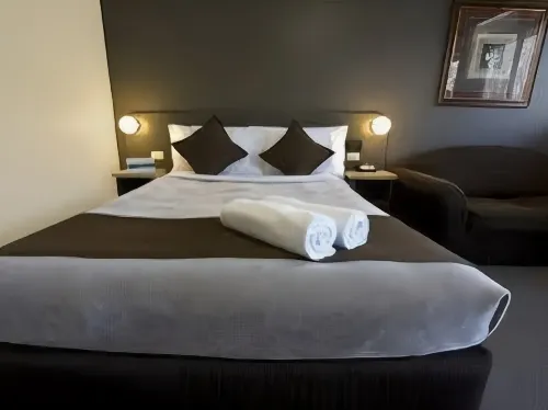 Lorne Coachman Inn Photos