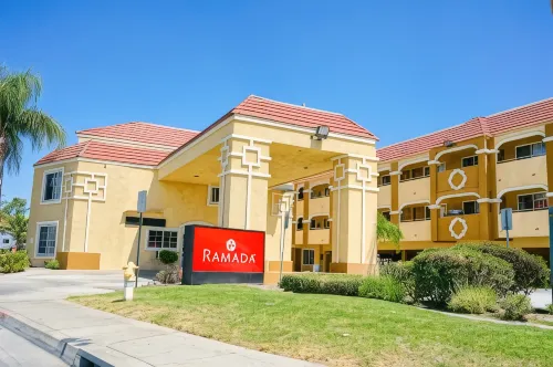 Ramada by Wyndham Ontario Esterni Photos