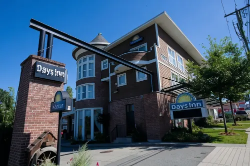 Days Inn by Wyndham Surrey Esterni Photos