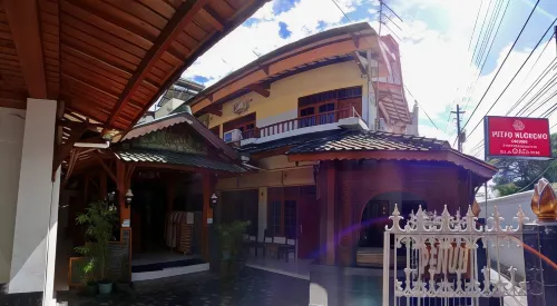 Hotel Puspo Nugroho Malioboro Yogyakarta Exterior Photos