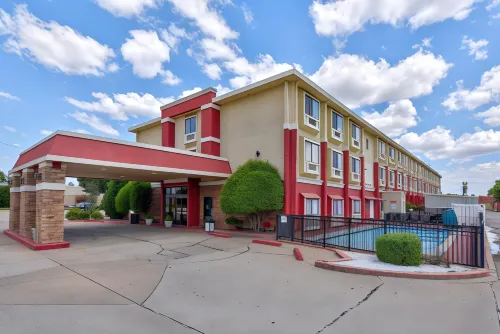 Ramada by Wyndham Oklahoma City Airport North Außen Photos