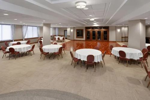 Ramada by Wyndham Milwaukee Restauration Photos
