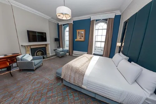 Commodore Hotel Photos