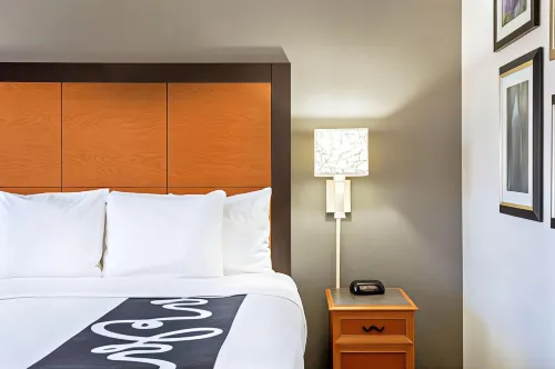 La Quinta Inn & Suites by Wyndham Tucson Airport Rooms Photos