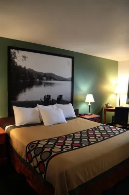 Super 8 by Wyndham Queensbury Glens Falls/Lake George Area Rum Photos