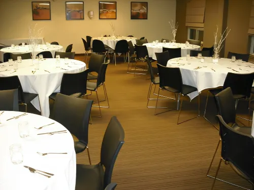 Super 8 by Wyndham Peterborough Restauration Photos