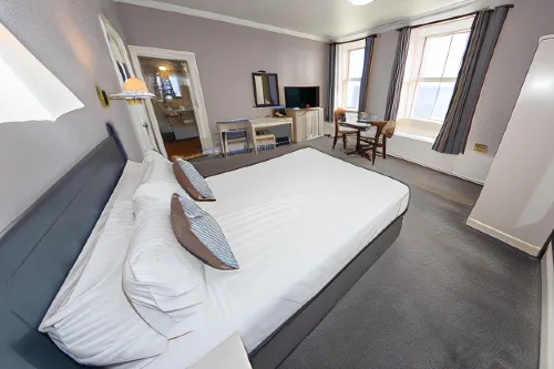 Commodore Hotel Photos
