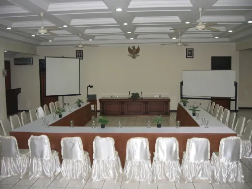 Front One Resort Magelang Fasilitas Bisnis Photos
