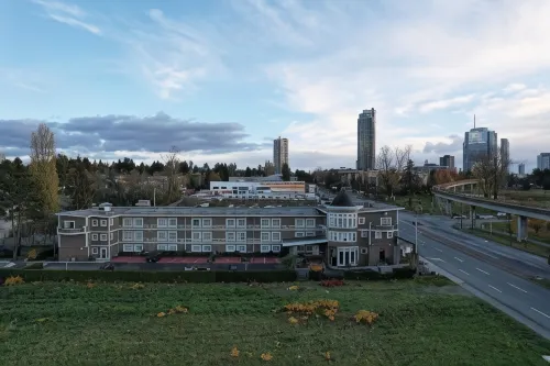 Days Inn by Wyndham Surrey Esterni Photos