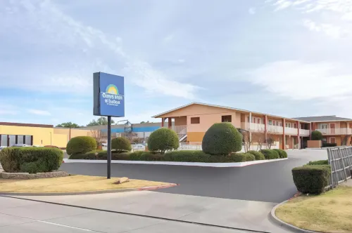 Days Inn & Suites by Wyndham Arlington Near Six Flags Extérieur Photos