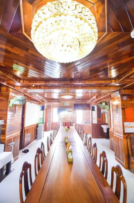 San San Hotel Business Photos