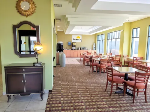 Days Inn by Wyndham Windsor Locks / Bradley Intl Airport Dining Photos