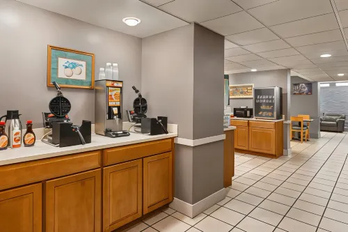 Days Inn & Suites by Wyndham Fort Bragg/Cross Creek Mall Dining Photos