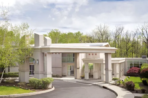 Howard Johnson by Wyndham Newburgh/West Point Exterior Photos