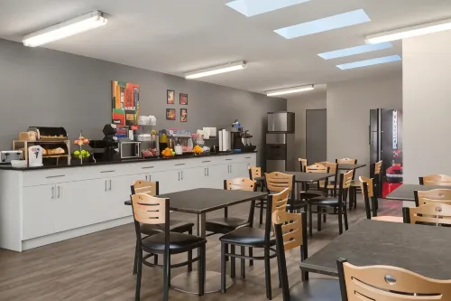 Travelodge by Wyndham Edmonton Airport Dining Photos