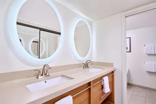 Aston Waikiki Beach Tower Kamar Photos