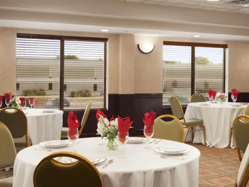 Wingate by Wyndham Chesapeake Dining Photos