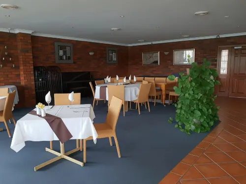 Moon River Motor Inn Dining Photos