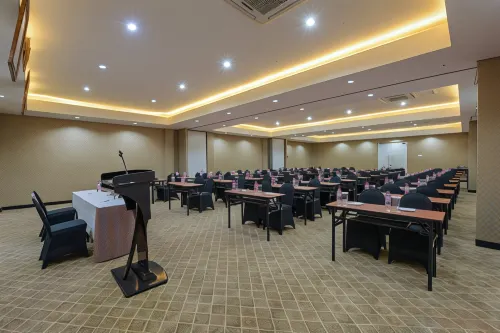 Royal Regantris Cendana Fasilitas Bisnis Photos