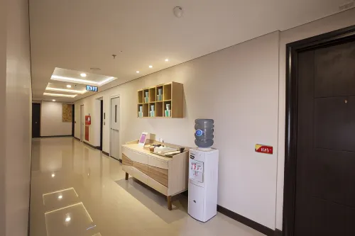 Verse Lite Hotel Gajah Mada Zimmer Photos