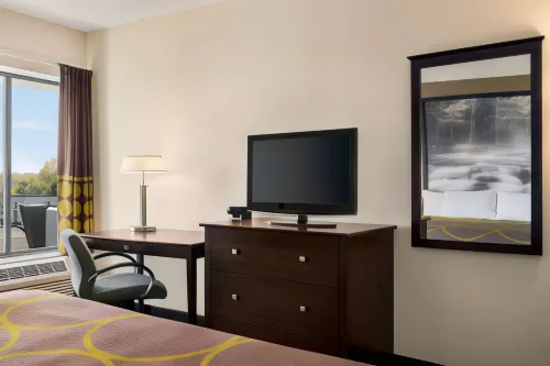 Super 8 by Wyndham Liverpool/Syracuse North Airport Rooms Photos
