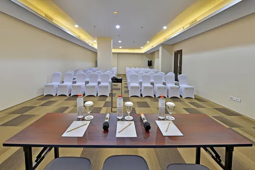 Whiz Prime Hotel Basuki Rahmat Malang Fasilitas Bisnis Photos