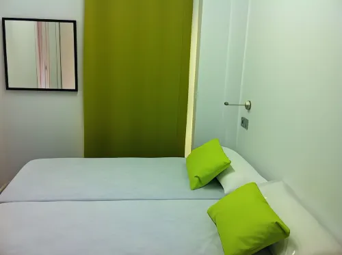 Chameleon Youth Hostel Alicante Photos