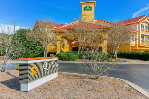 La Quinta Inn & Suites by Wyndham Raleigh Durham Airport Exterior Photos