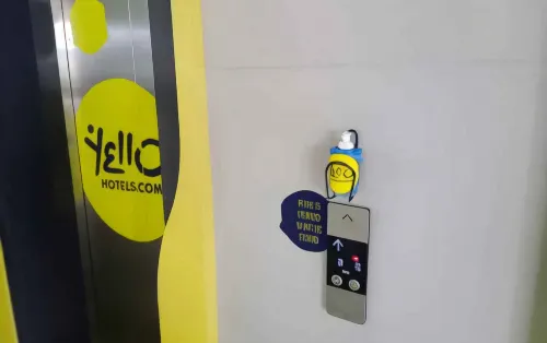 Yello Hotel Jemursari Photos