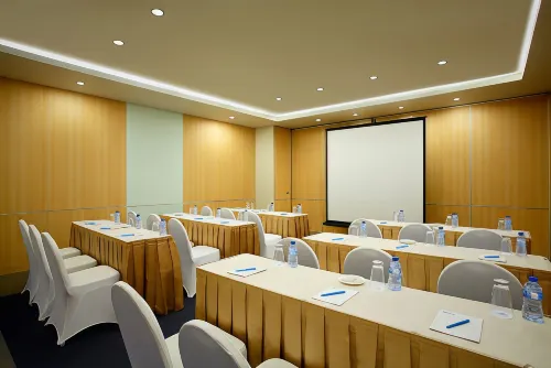 BATIQA Hotel & Apartments Karawang Geschäftseinrichtungen Photos