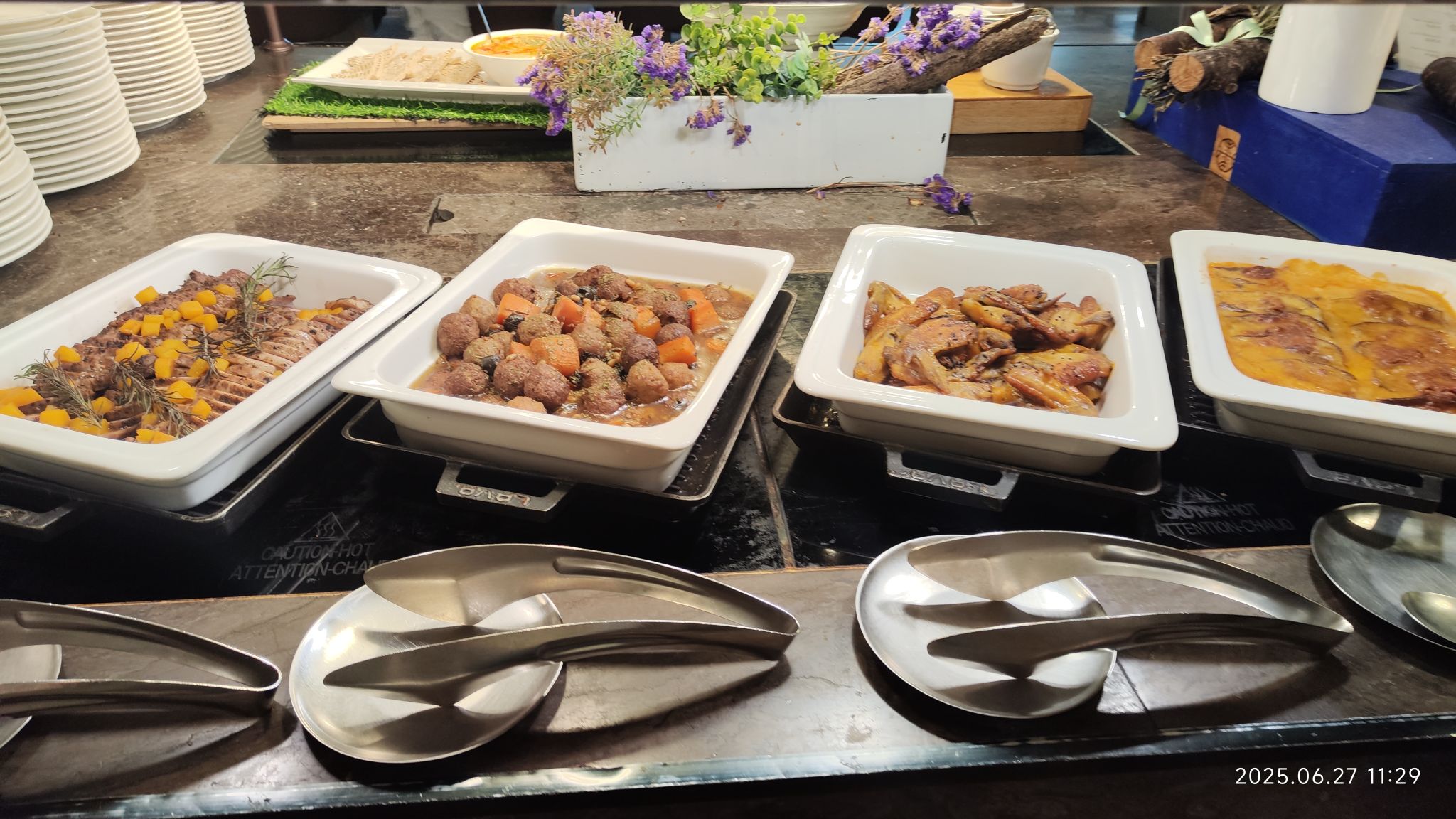 平日夕食追加料金なし】新板ヒルトンホテル「悦市集」ビュッフェ昼食