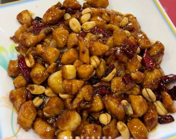 北京料理の代表メニューTop8｜宮保鶏丁（ゴンバオジーディン）