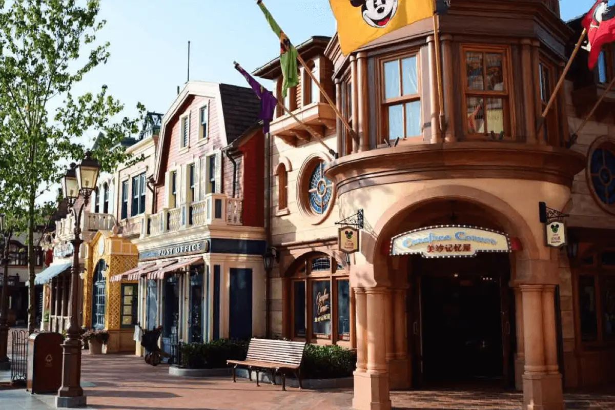 上海ディズニーランドのミッキーアベニューにあるショップ街並み。カラフルな建物とミッキーの旗が特徴的なエリア。
